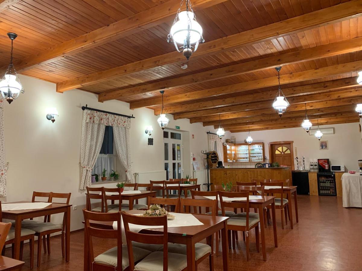 Anna Panzio Hotel Dunavarsany Bagian luar foto